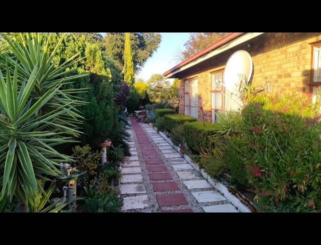 3 BEDROOM TOWNHOUSE FOR SALE IN VANDERBIJLPARK SE 2